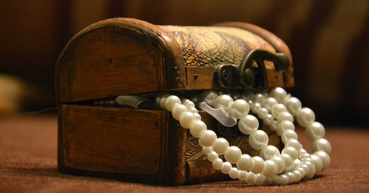 uno scrigno con dentro una collana di perle
