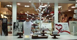 una vetrina di gioielleria allestita per natale