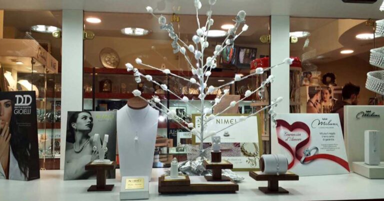 una vetrina di gioielleria allestita per natale