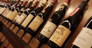 bottiglie di vino esposte in enoteca