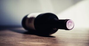 confezionare una bottiglia di vino