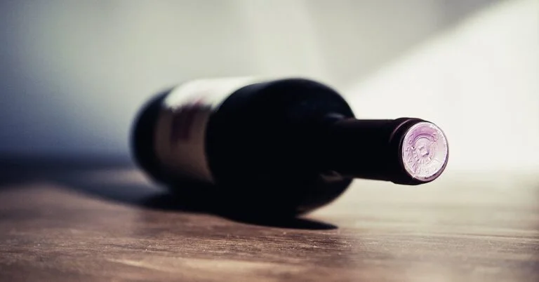 confezionare una bottiglia di vino
