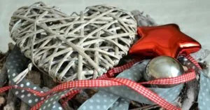 varie decorazioni natalizie per negozi