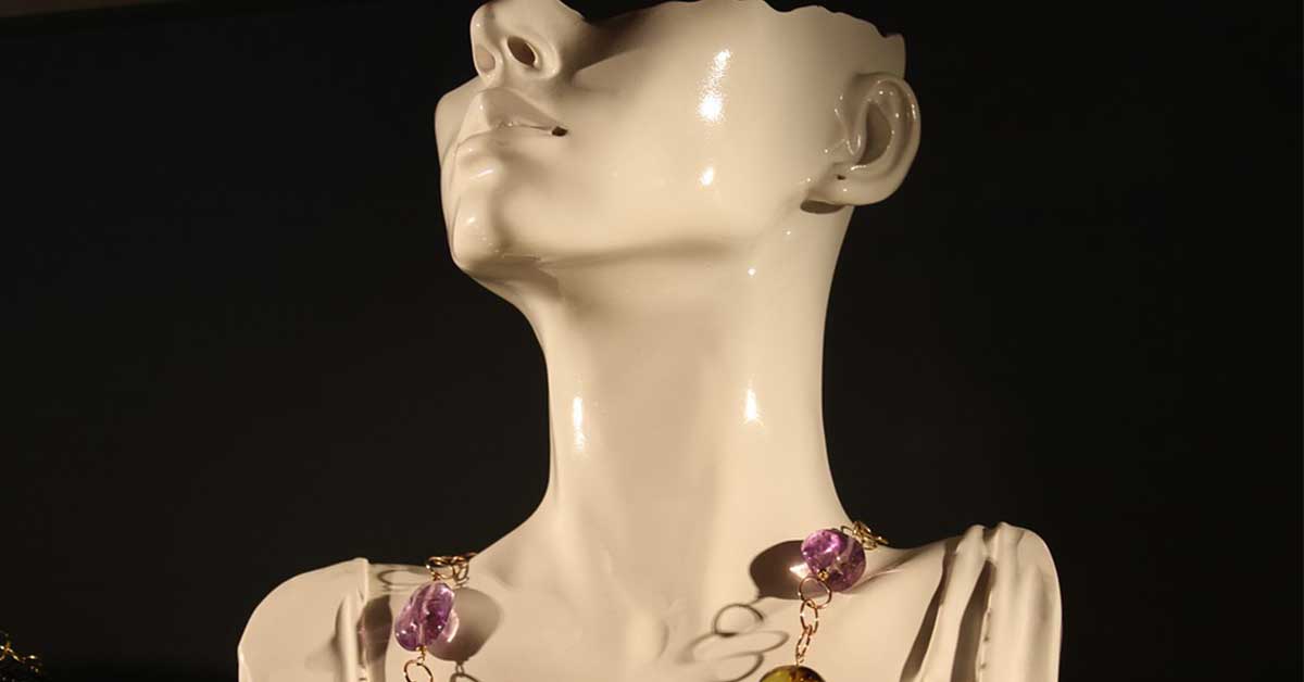 manichino con collana preziosa
