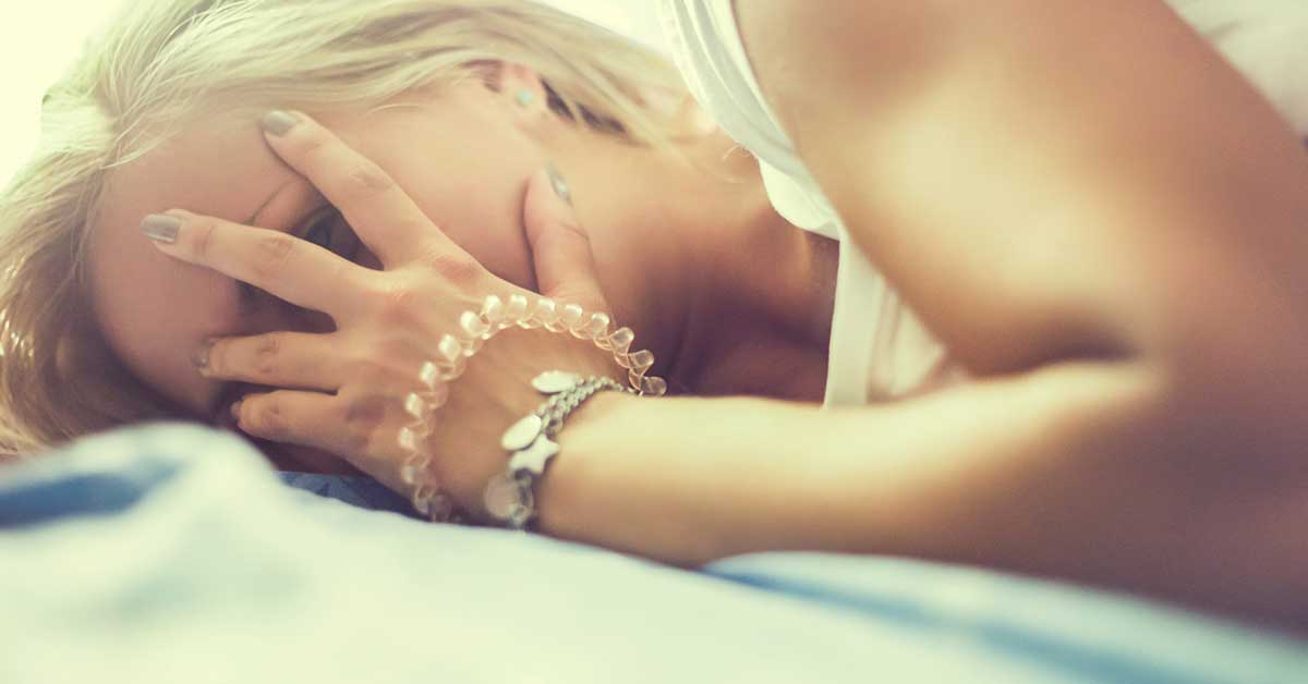 ragazza con bracciale