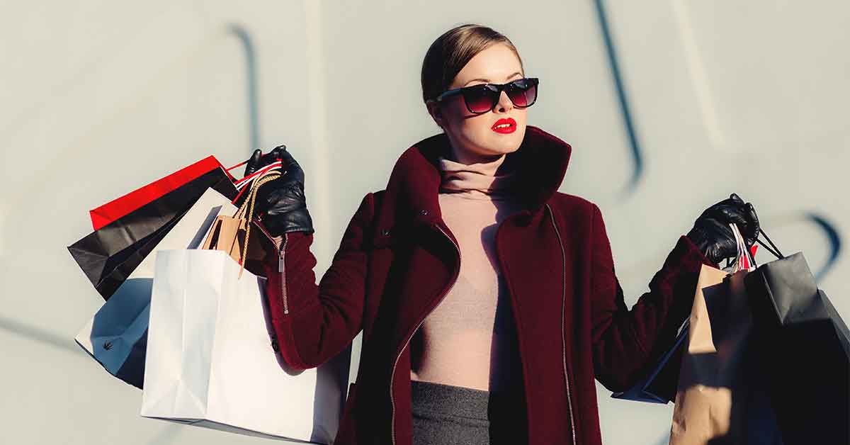 donna con diverse shopper bag