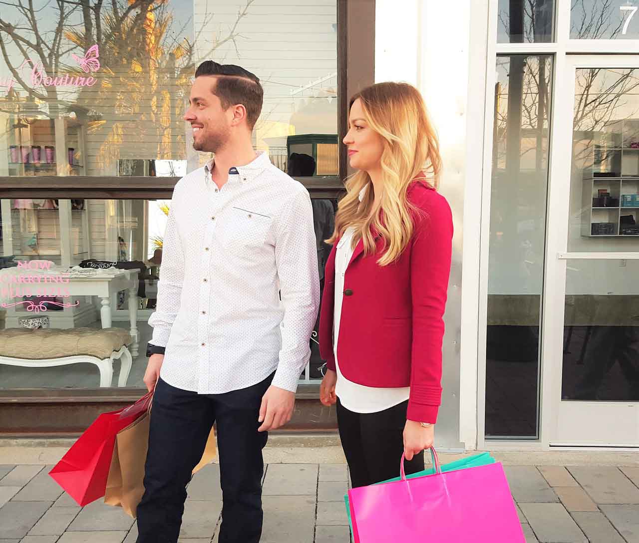 coppia fa compere con le shopping bag