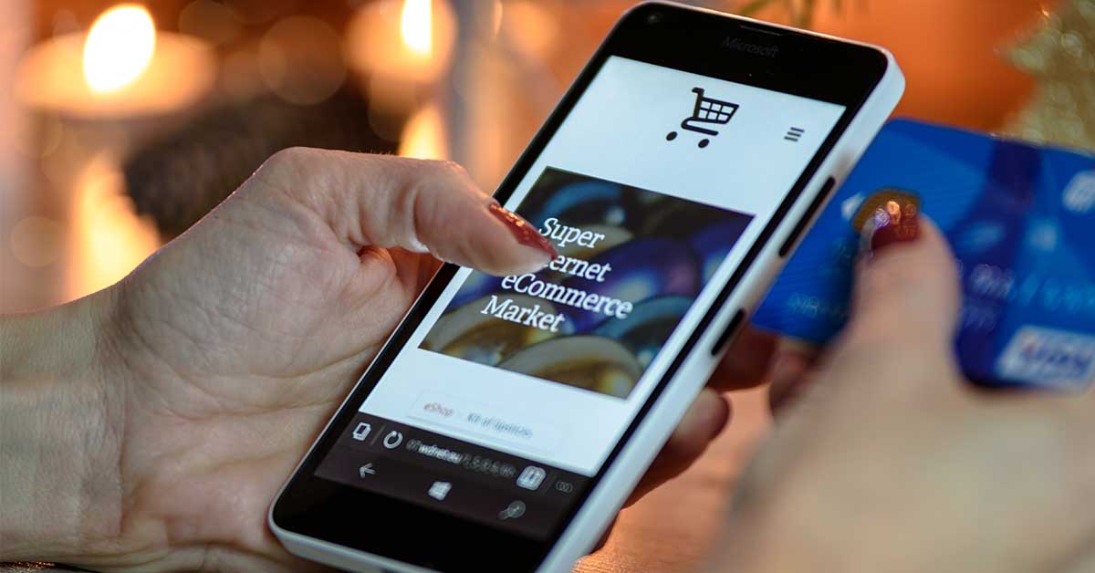donna consulta un ecommerce da smartphone