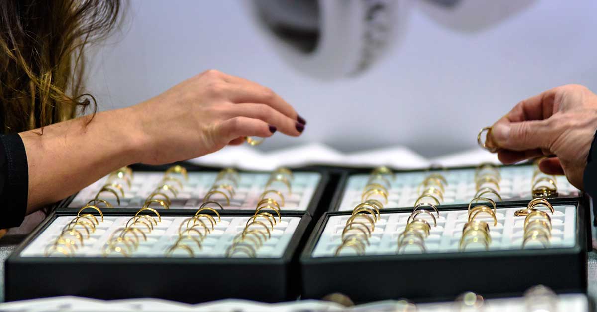 donna in cerca di un anello 