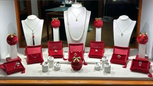 vetrina gioielleria con espositori