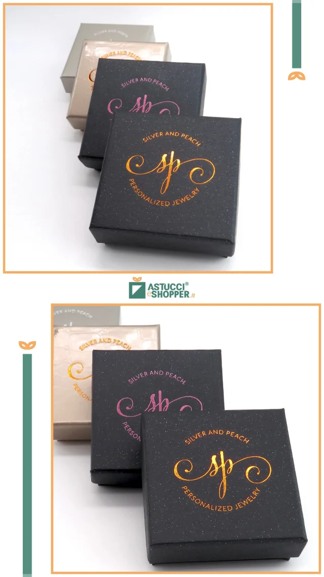 Astucci personalizzati con stampa a caldo per il brand di gioielli artigianali in Argento 925 "Silver and Peach".
Richiedi anche tu una consulenza gratuita personalizzata per il tuo packaging, contattaci adesso 👉 link in bio.
.
.
.#astuccieshopper #astuccipergioielli #scatolepersonalizzate #scatolegioielli #astuccigioielli #packaginggioielleria #packagingpersonalizzato #packagingsumisura